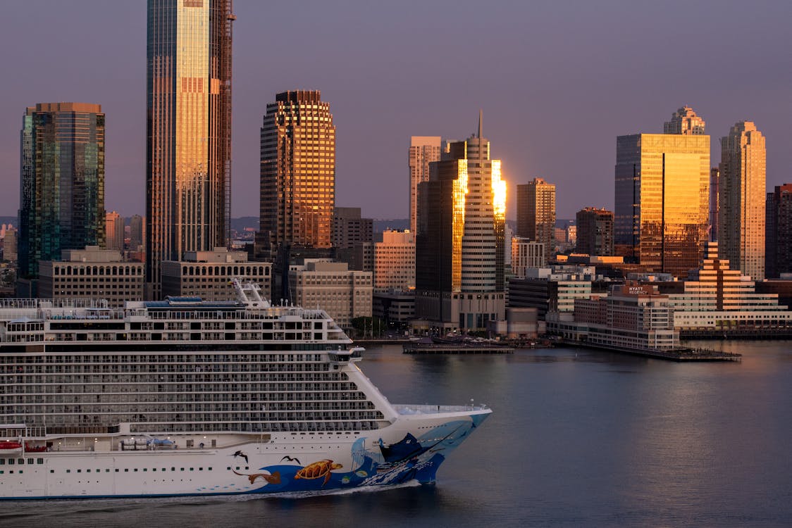 Kostenloses Stock Foto zu gebäude, kreuzfahrtschiff, meer