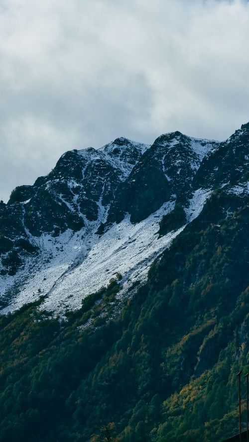 Free Captivating snowy mountain peaks in Estosadok, Russia, with a dramatic cloudy sky. Stock Photo