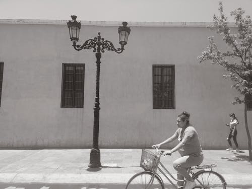 Foto d'estoc gratuïta de blanc i negre, caminant, carrer de la ciutat