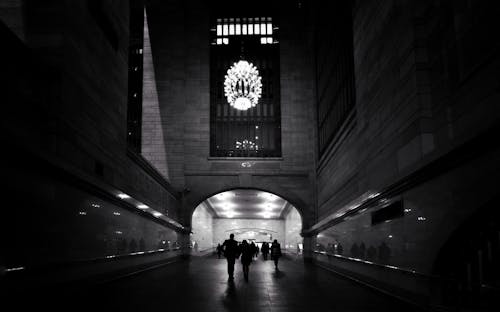 グレースケール, トンネル, 人の無料の写真素材