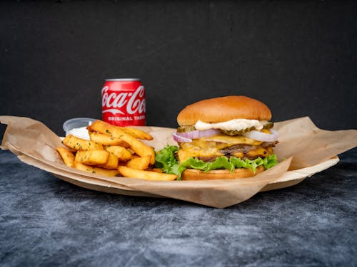 Darmowe zdjęcie z galerii z burger, coca-cola, fotografia kulinarna