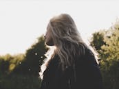 在苏格兰斯特林，一位金发女子的剪影在宁静的户外相拥