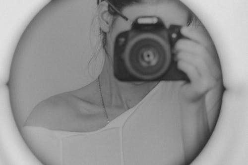 Immagine gratuita di bianco e nero, donna, fotocamera