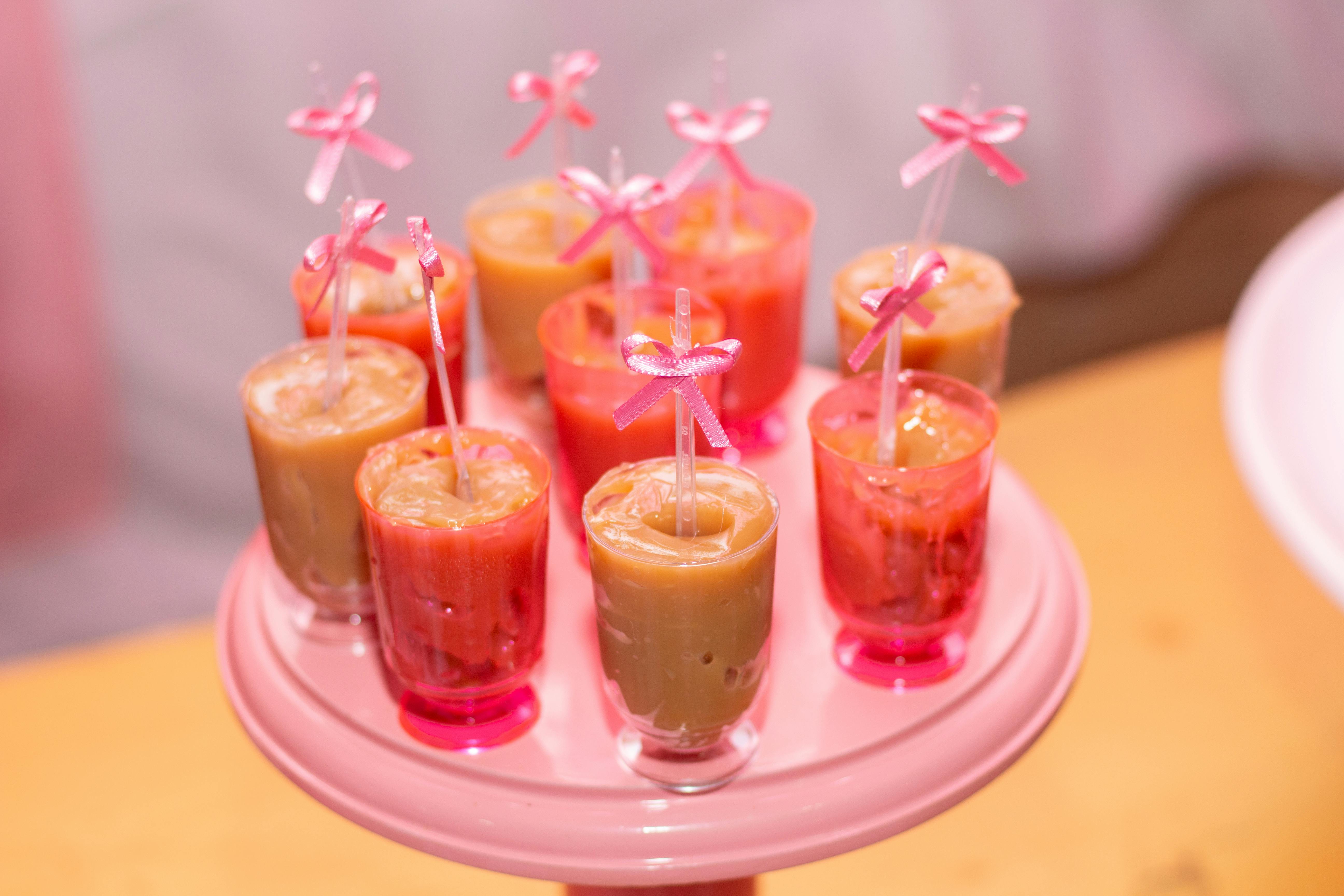 这款带有粉色蝴蝶结的彩色甜点特写镜头，非常适合聚会拍摄