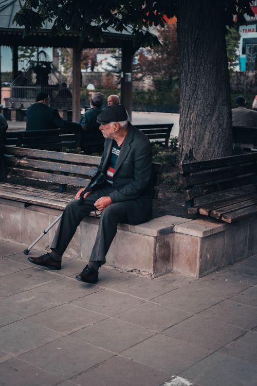 Free Senior man with cane sitting on a bench in a park in Erzurum, Turkey. Stock Photo