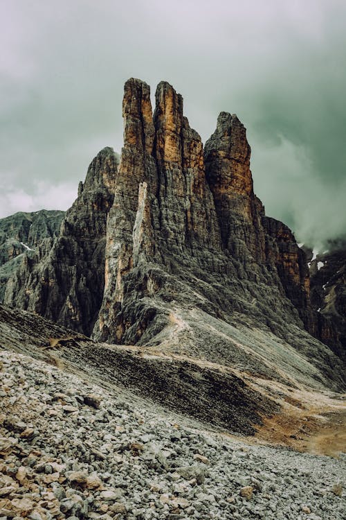 Ücretsiz dağlar, dikey atış, kaya oluşumu içeren Ücretsiz stok fotoğraf Stok Fotoğraflar