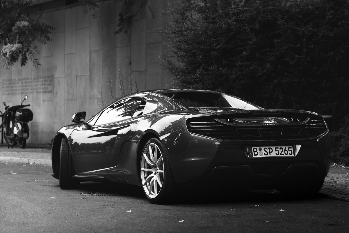 Schwarzes Auto am Straßenrand in Berlin geparkt.