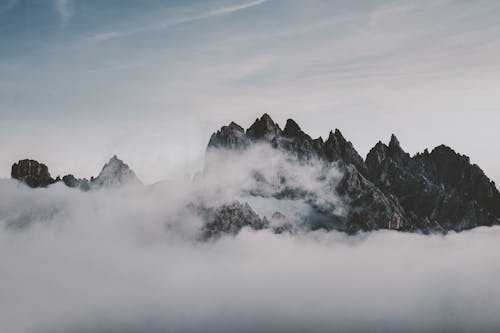 Ücretsiz bulutlar, dağ doruğu, dağ silsilesi içeren Ücretsiz stok fotoğraf Stok Fotoğraflar