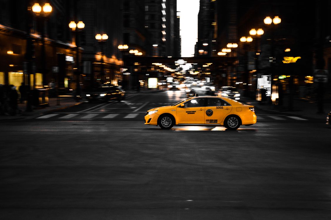 Taxi professionnel en service de nuit Taxi jaune en circulation de nuit sur une route urbaine