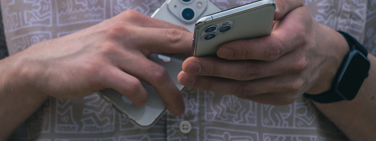Manos sujetando dos móviles
