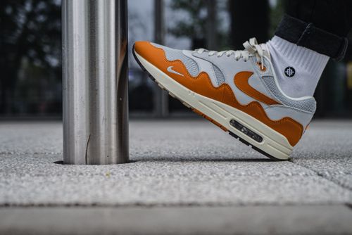 Free Stylish sneaker in a vivid urban setting, perfect for street fashion enthusiasts. Stock Photo