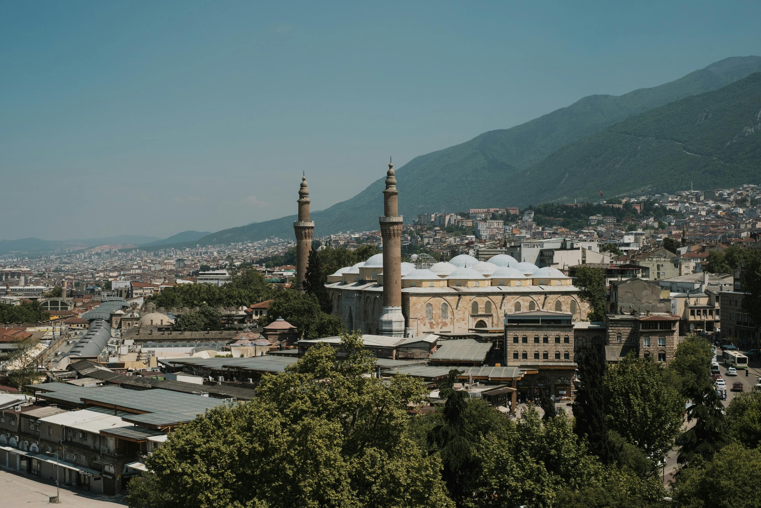 Aerial view of Bursa, Türkiye featuring the iconic Grand Mosque and cityscape.