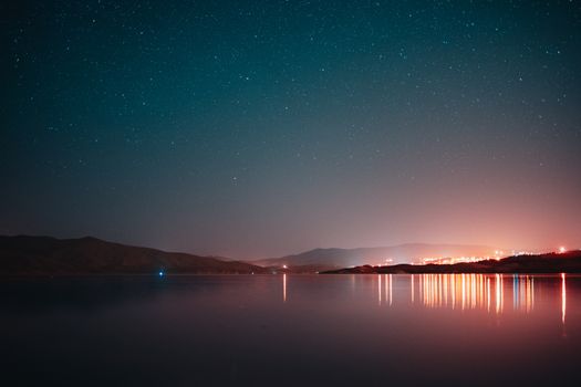Bezaubernder Berg & Himmel – Anime-Stil Hintergrundbild