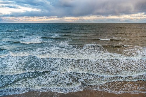 Free Captivating seascape with crashing waves under a cloudy sky at Svetlogorsk, Russia. Stock Photo