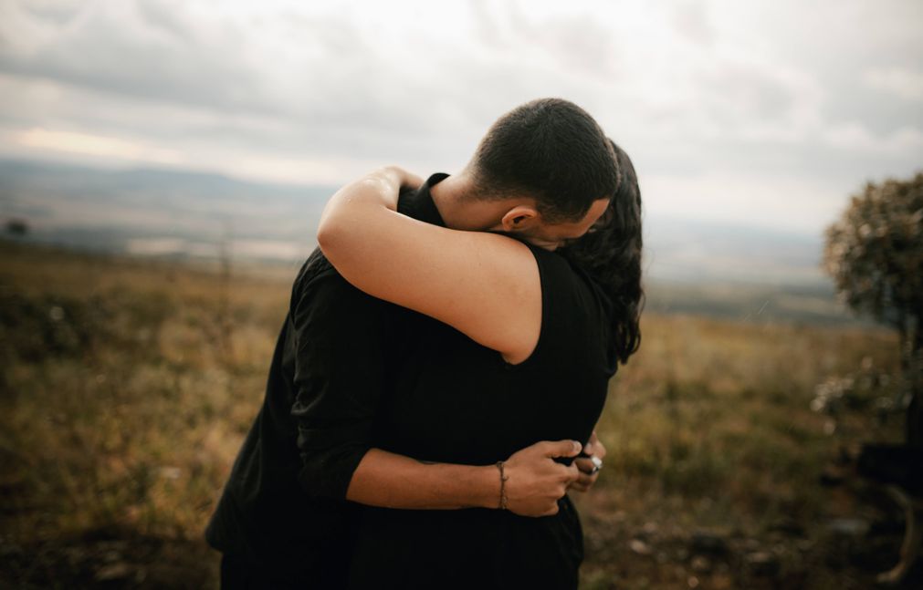 persona che crea un profilo dating online con foto e bio