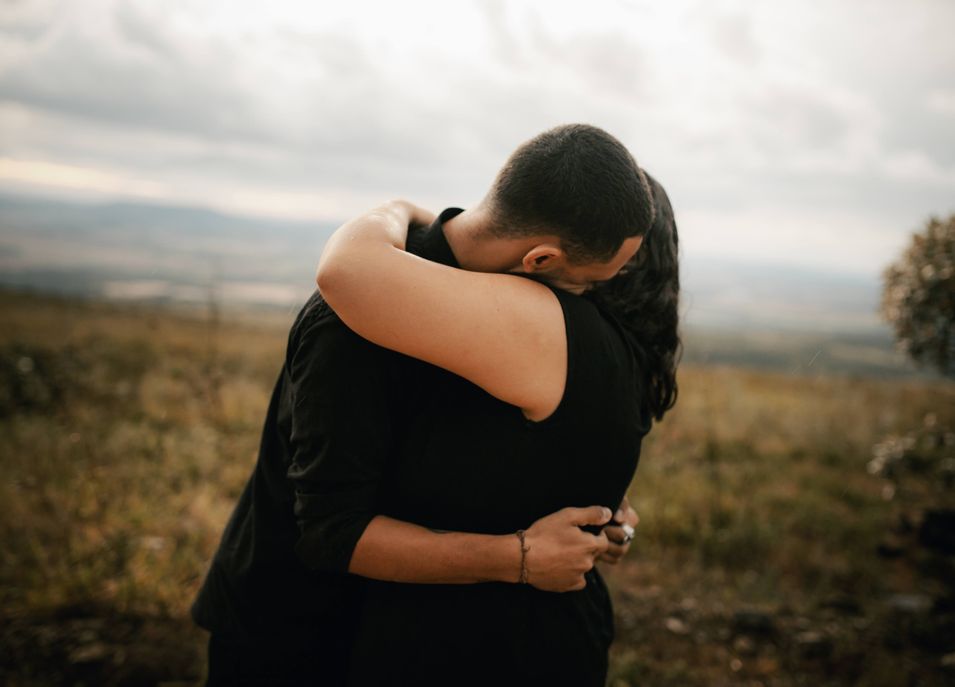 Online dating: starting a conversation on a niche platform