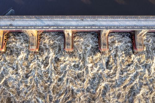 Free A stunning aerial view capturing the dynamic flow of water beneath a dam in Minnesota City. Stock Photo