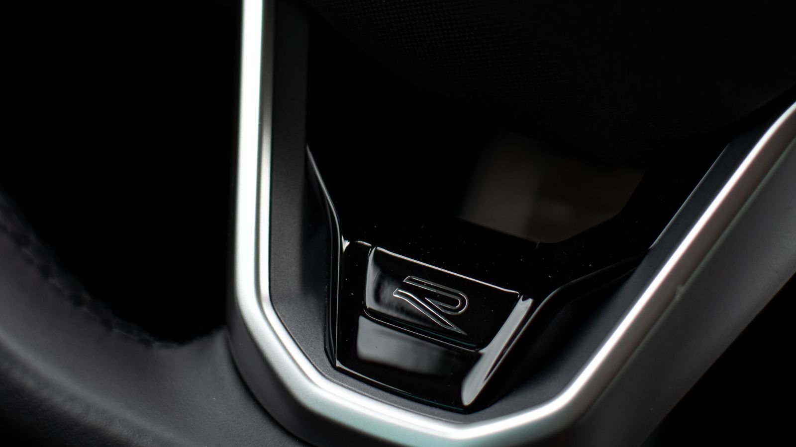 Detalhe de inspeção em componente interno de um carro usado durante verificação de recall