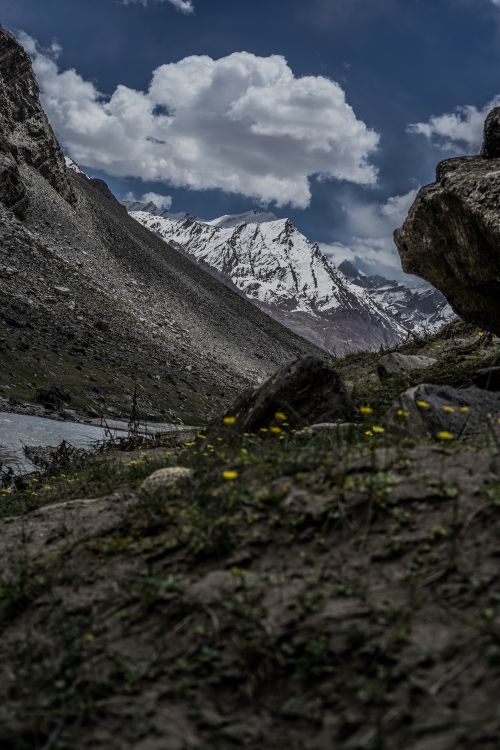 Free A breathtaking view of a snow-covered mountain under a blue sky with clouds. Stock Photo