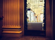 索契夜晚的商店橱窗优雅地展示着奢华香水与装饰灯光