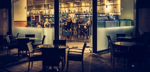 Juego De Comedor De 5 Piezas En El Exterior Del Frente De La Tienda