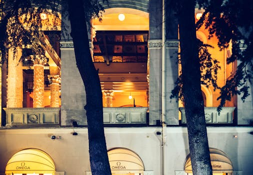 索契建筑明亮的立面，在温暖的灯光下凸显出错综复杂的细节