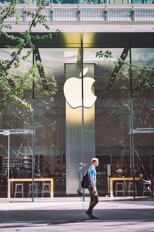 Free мужчина проходит мимо магазина Apple Stock Photo