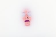 朦胧的白色背景中浮现出一位女性面孔的特写艺术肖像