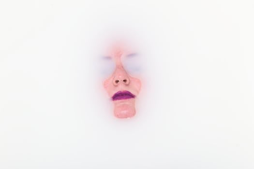 朦胧的白色背景中浮现出一位女性面孔的特写艺术肖像