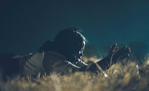 afrikalı-amerikalı kadın, dua, dua eden içeren Ücretsiz stok fotoğraf