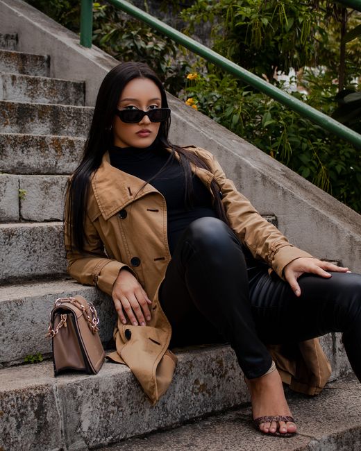 Camel trench over head-to-toe black, always works when there's a chill 🖤
#outfitoftheday #tan #trenchcoat #sunglasses