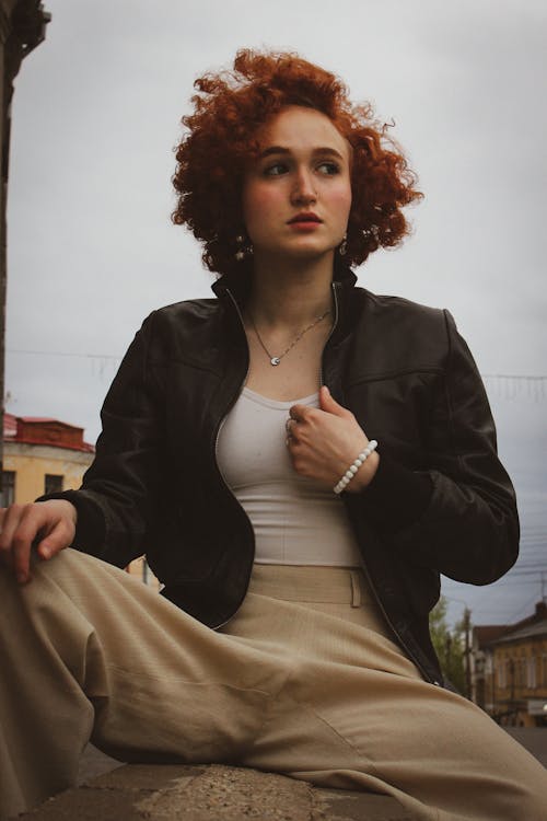 Gratis lagerfoto af kaukasisk pige, kigge væk, krøllet hår
