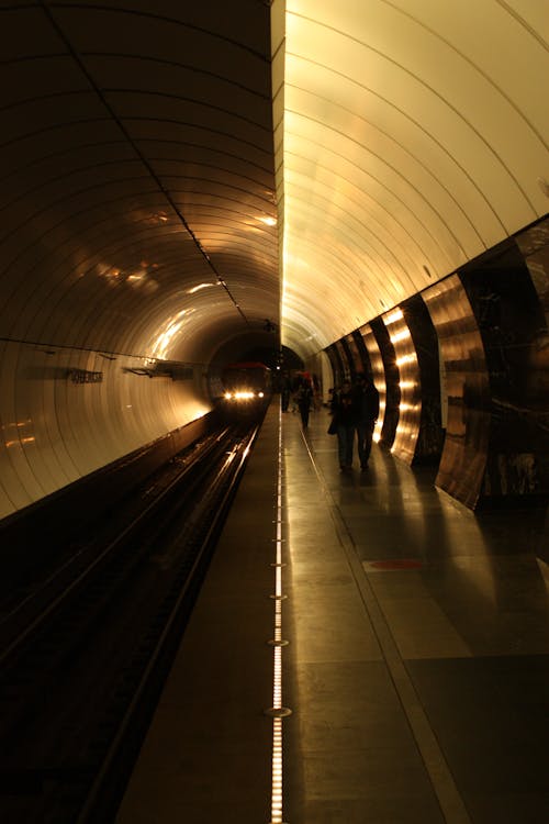 Foto stok gratis bawah tanah, dalam ruangan, jalan kereta api