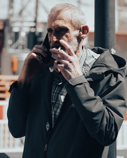 Безкоштовне стокове фото на тему «віце, Літній чоловік, паління» стокове фото