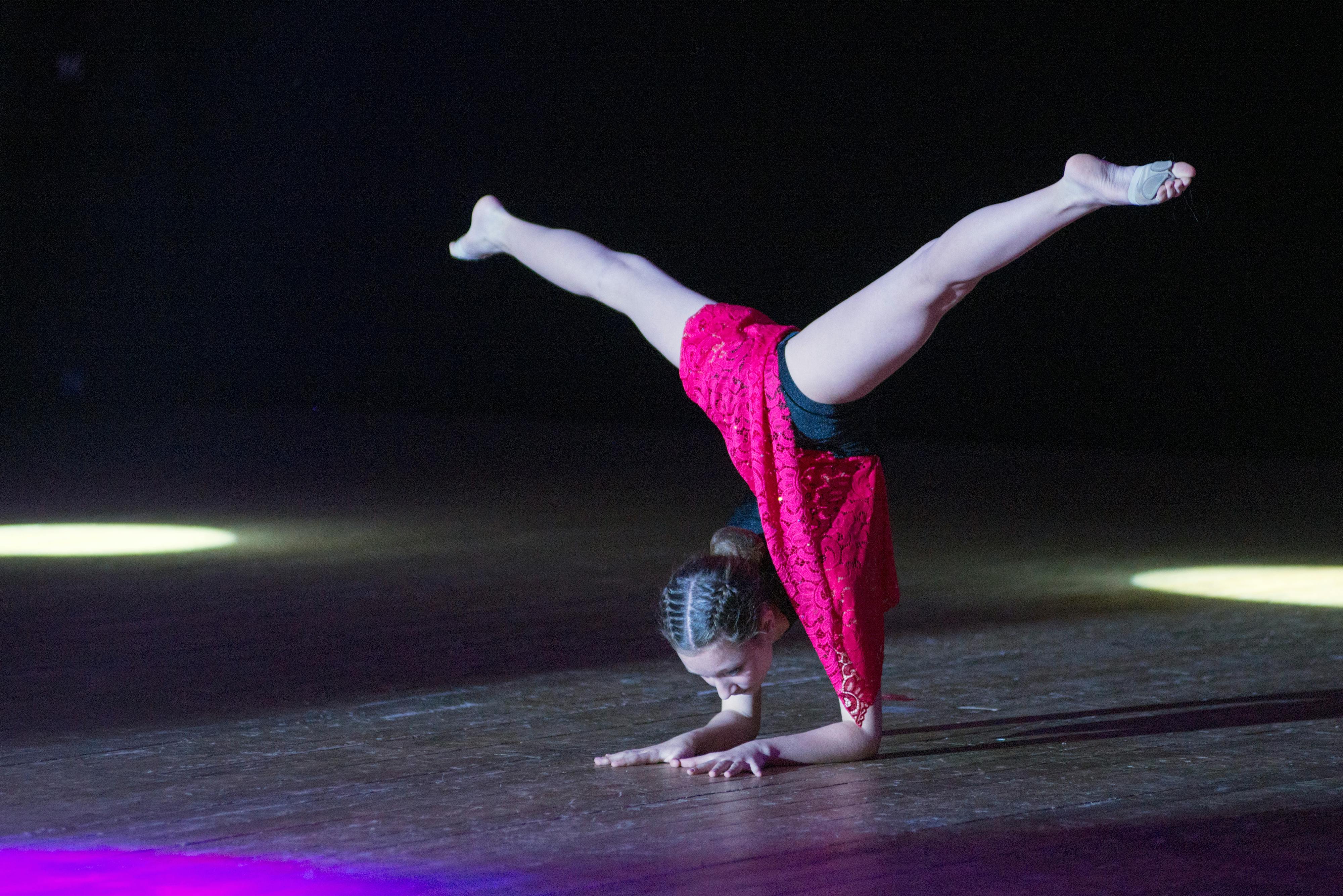 Ücretsiz akrobat, akşam şovu, artistik içeren Ücretsiz stok fotoğraf Stok Fotoğraflar