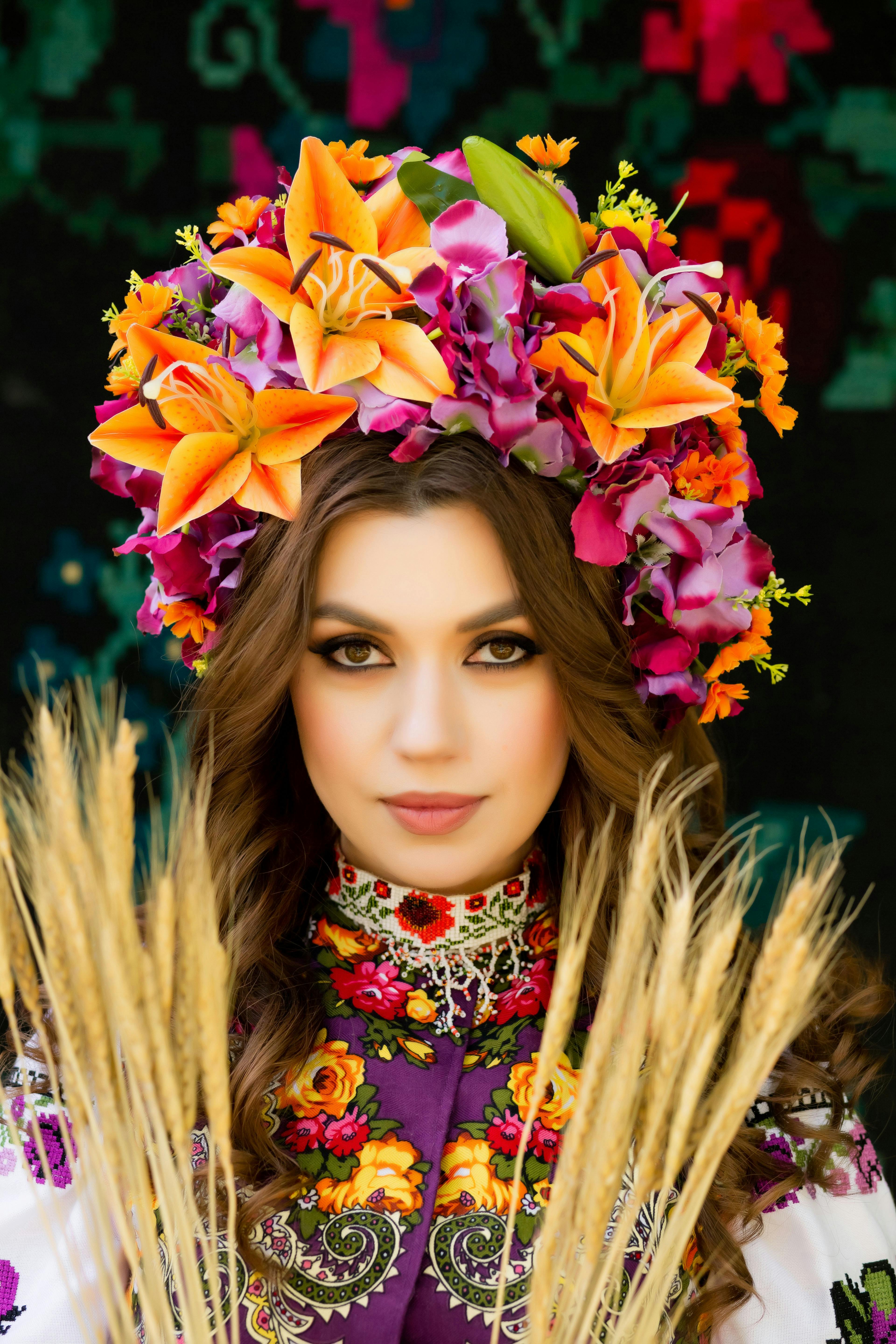 一位美丽的乌克兰妇女的肖像，穿着传统服装，装饰着充满活力的花环