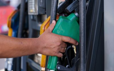 Ottawa gia hạn giảm thuế xăng và diesel đến năm 2027