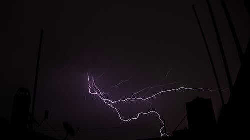 Бесплатное стоковое фото с буря, вечер, вспышка молнии