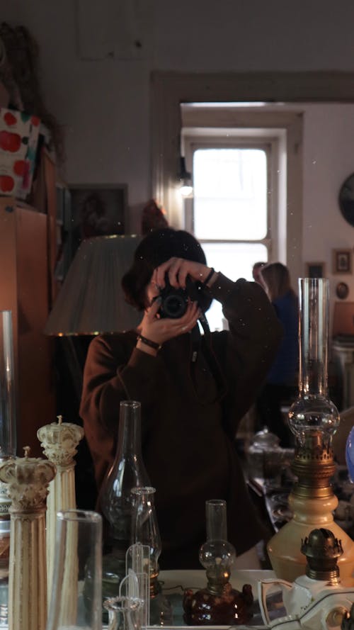 Darmowe zdjęcie z galerii z aparat, brązowy sweter, dslr