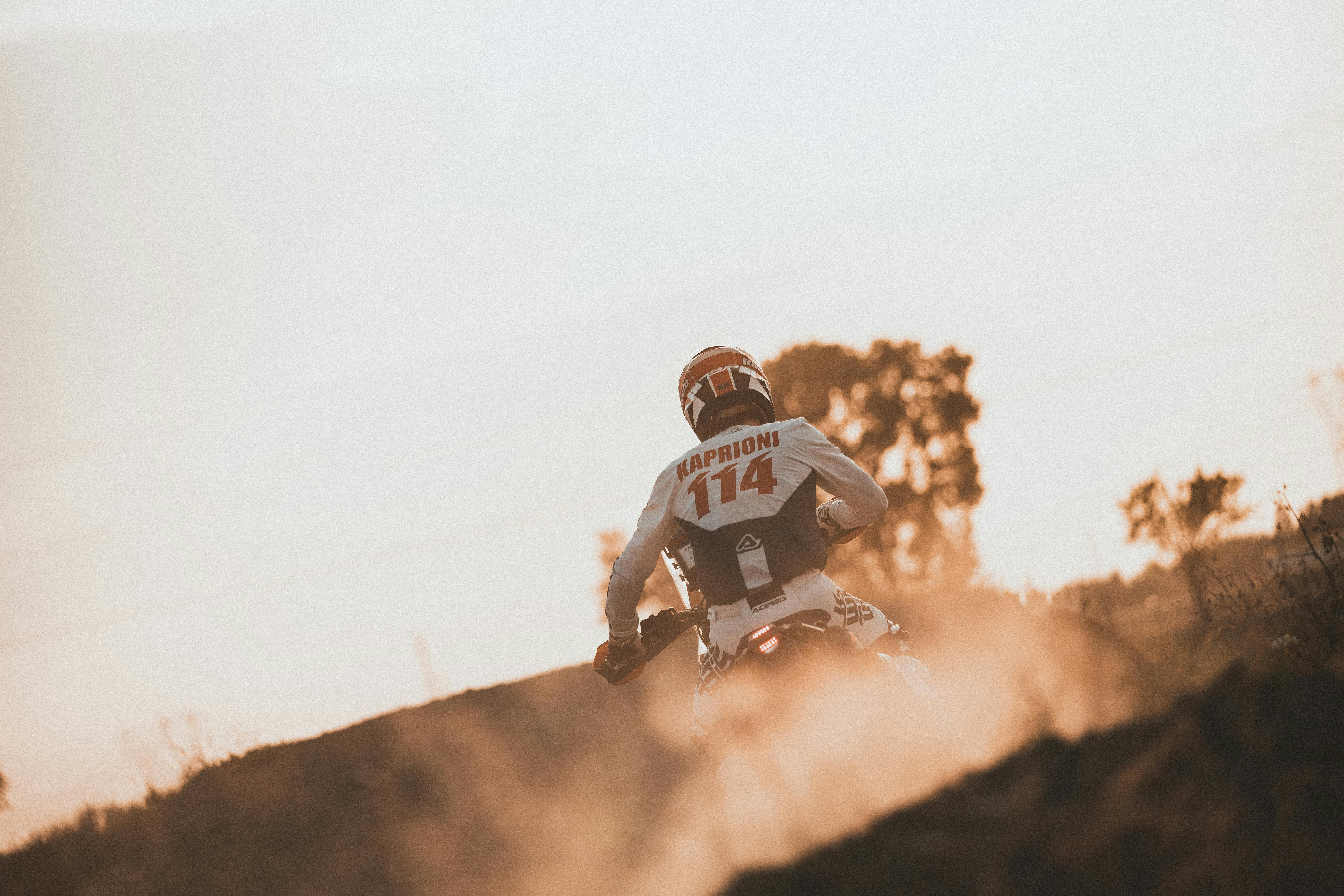Pessoa Mostrando Corrida De Motocross · Foto profissional gratuita