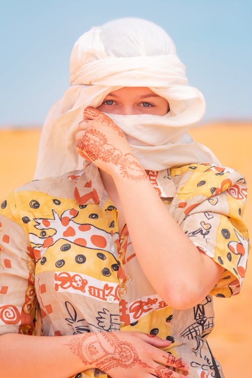 Free Woman Wearing a Headscarf Stock Photo