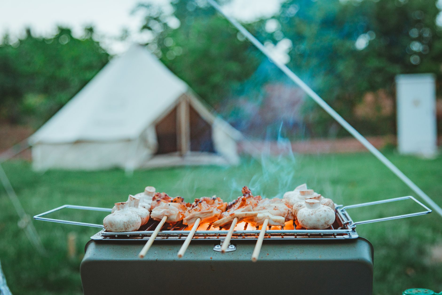 Kamp çadırı ve barbekü