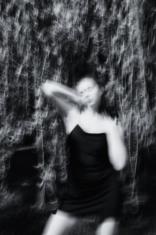 Bezpłatne Darmowe zdjęcie z galerii z czarno-biały, kobieta, monochromatyczny Zdjęcie z galerii