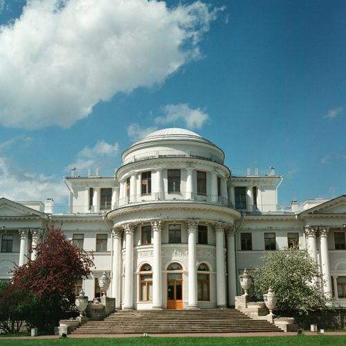 Free Elegant neoclassical architecture of Yelagin Palace against a blue sky in Saint Petersburg. Stock Photo