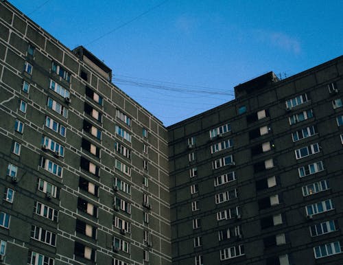 Fotos de stock gratuitas de cielo azul, condominio, edificio de concreto