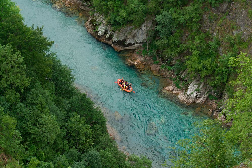 Barcă de rafting pe apele turcoaz ale râului Tara, văzută de sus