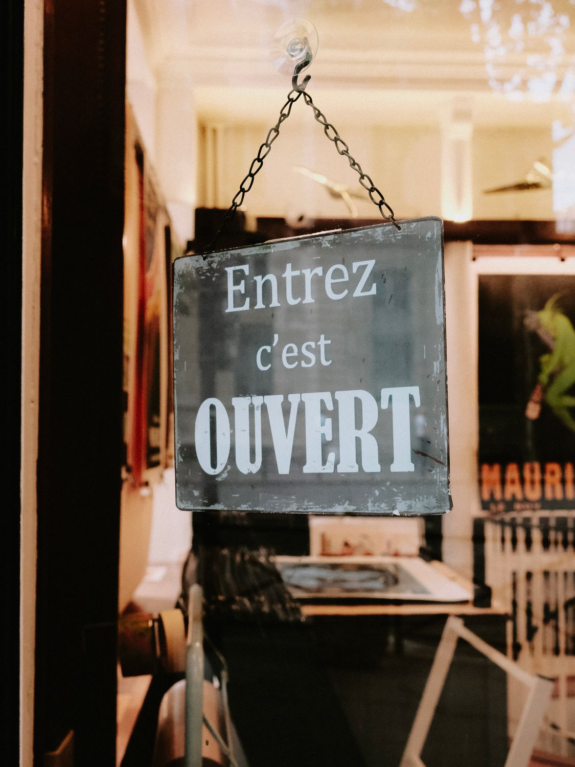 Identité visuelle et logo : poser les bases de son image de marque en ligne (2026) 3 Enseigne de commerce local français, image de marque d'un commerçant à Saint-Nazaire