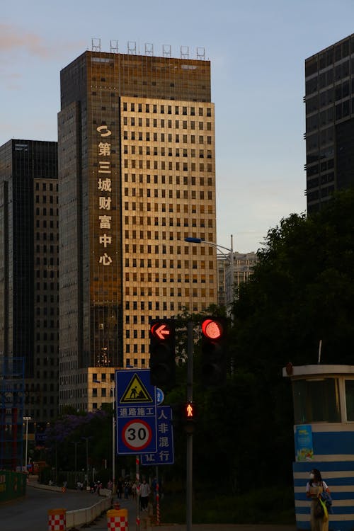 Kostenloses Stock Foto zu gebäude außen, Rotlicht - Ampel, stadt