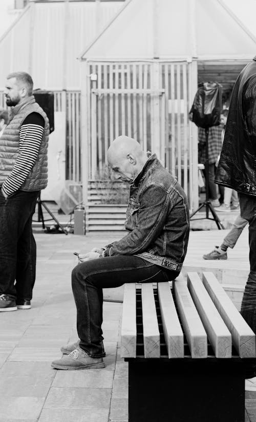 Photos gratuites de banc, échelle des gris, être assis