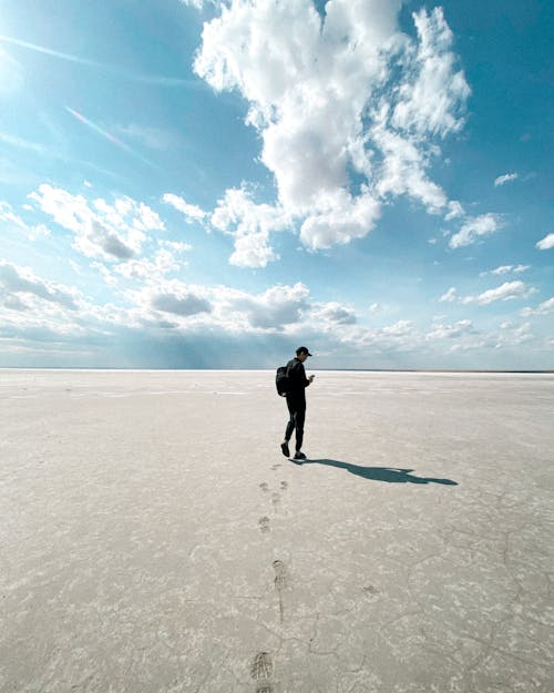 걷고 있는, 구름 경치, 그림자의 무료 스톡 사진